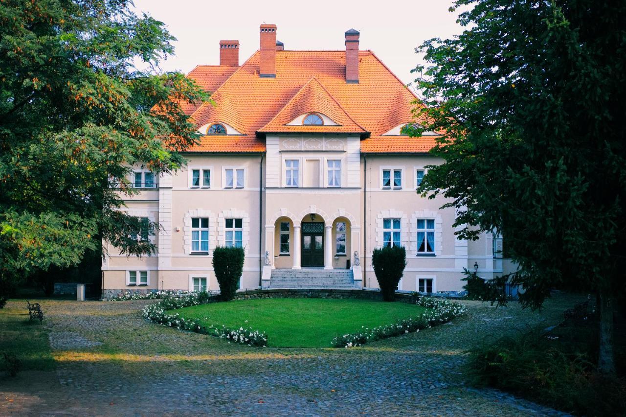 Palac W Debinie Krzeszkowice Exterior photo