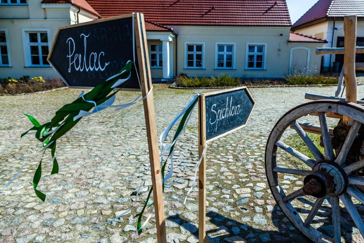 Palac W Debinie Krzeszkowice Exterior photo